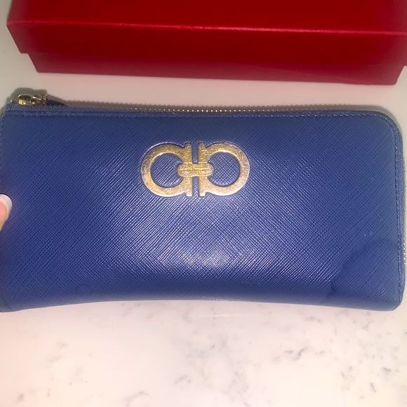 Used and 100% Authentic Salvator Ferragamo wallet - Picture 3 of 11